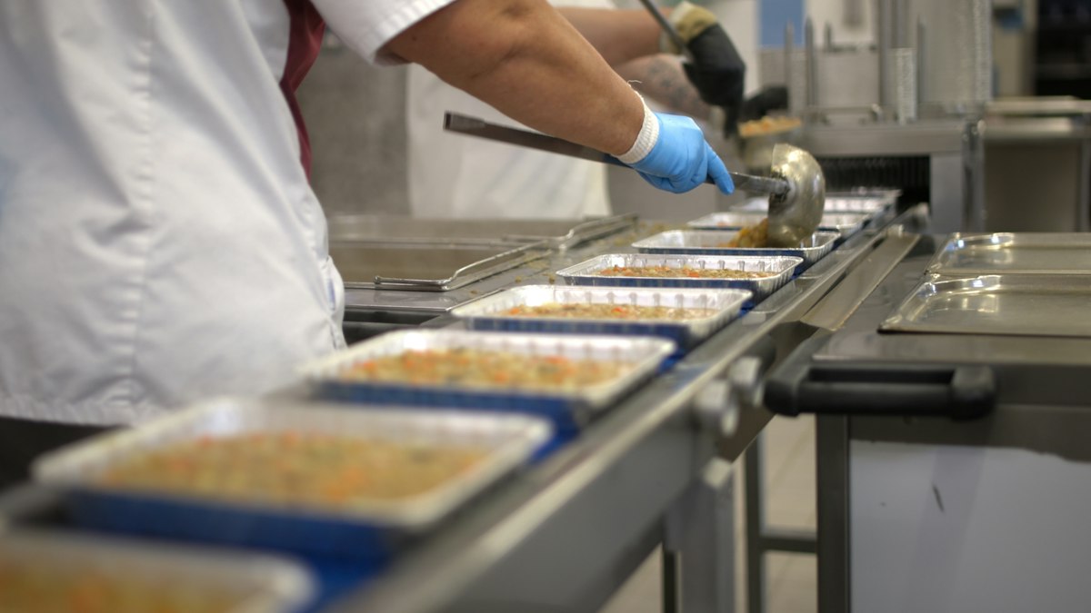 Linie de ambalare a alimentelor în caserole